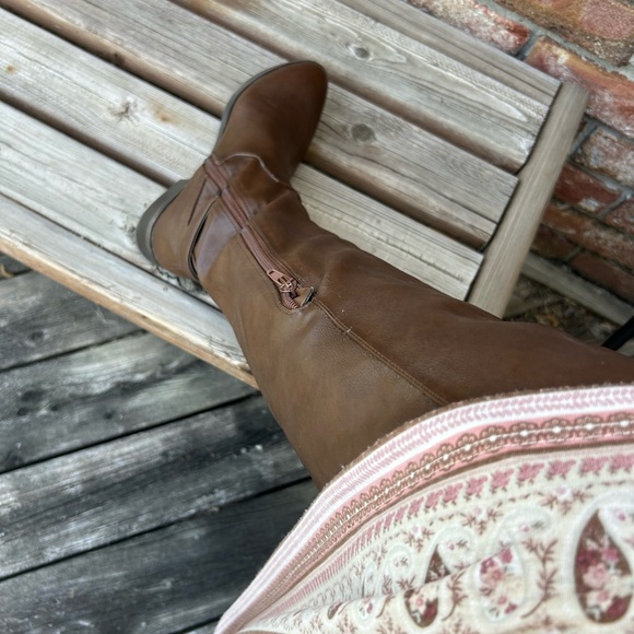 Fergalicios by Fergie, beautiful pair of boots, stretch provided top, EUC, brown - Picture 9 of 11